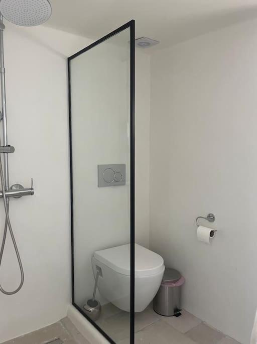 Cozy, Spacious, Newly Renovated Flat In Adamas Екстериор снимка